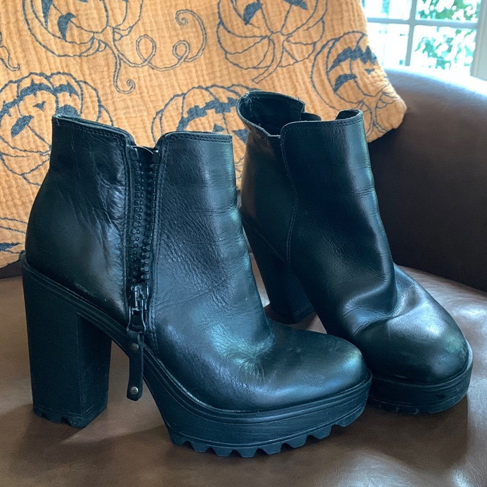 STEVE MADDEN Incharge Leather Platform Heel Bootie SZ 10/ EU 40
